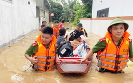 Nước sông Lam tiếp tục dâng, người dân vùng hạ du chạy lũ