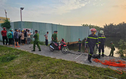Tài xế GrabBike trượt chân xuống kênh, nước cuốn vào cống mất tích