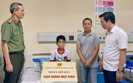 Công an nhận đỡ đầu cháu bé 10 tuổi sống sót trong vụ lật tàu Vịnh Xanh QN-7105