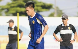 CLB Quảng Nam 'câu giờ', chờ phép màu chơi V-League