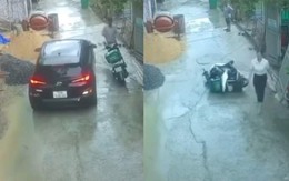 Cô gái đi ô tô nổi đóa xô ngã xe máy đỗ lề đường