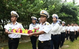 Thả hàng trăm hoa đăng xuống biển tưởng nhớ anh hùng liệt sĩ Trường Sa