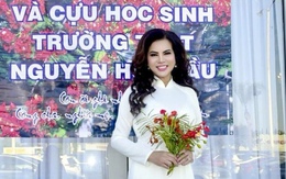 Hoa hậu Kim Hồng diện áo dài trắng, họp lớp 40 năm