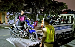 CSGT xuyên đêm 'vây ráp' nhóm chạy xe độ pô, lạng lách trong khu đô thị Sala