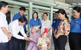 Đoàn thanh niên chăm lo cho gia đình chính sách ở Củ Chi