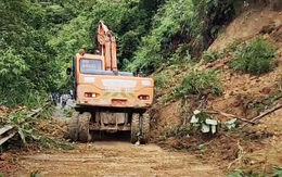 Mưa lớn trở lại làm quốc lộ 7 sạt lở, chính quyền Nghệ An khuyến cáo các đoàn cứu trợ