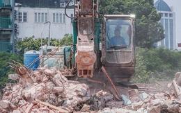 Cận cảnh việc phá dỡ tòa nhà Pháp cũ 4 mặt tiền để mở rộng đường Hùng Vương, phục vụ lễ diễu binh