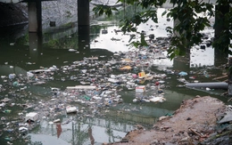 Rác nổi trắng sông Tô Lịch sau mưa lớn, Công ty Thoát nước Hà Nội nói gì?