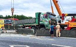 Xe khách va chạm xe đầu kéo trên quốc lộ 1, chắn ngang một làn đường