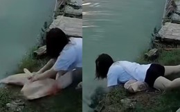 Cô gái nhất quyết giữ không cho chú cá bơi mất