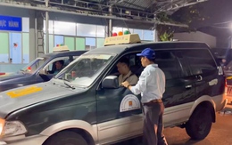 Cảnh sát giao thông sát hạch lái xe đến nửa đêm để giải quyết hồ sơ tồn đọng
