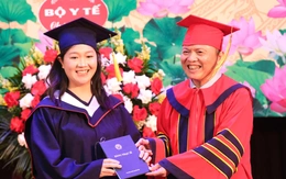 Những bác sĩ nội trú đầu tiên của Trường đại học Y dược đã tốt nghiệp