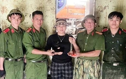 Dọn lũ, công an tìm thấy tiền, vàng trả lại cho bà con