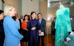 Phu nhân Ngô Phương Ly tặng áo dài, tranh sơn mài cho bảo tàng Nga