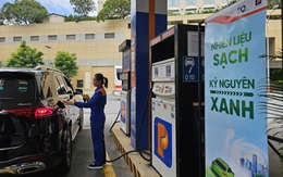 Xăng E10: người dùng còn 'lạ lẫm' dù giá rẻ hơn, xanh hơn