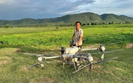 Báo Tuổi Trẻ tặng danh hiệu 'Bạn đồng hành quanh tôi' cho người lái drone cứu 2 trẻ kẹt lũ