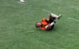 Cầu thủ nhí có màn ăn vạ hơn cả Neymar