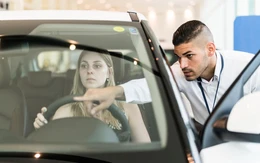 Phụ nữ dễ cảm thấy bị xem thường khi đi mua ô tô