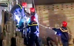 Video giải cứu người đàn ông mắc kẹt trên biển quảng cáo cao 15m ở Đồng Nai