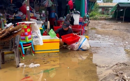 Tiểu thương chợ Thanh Vinh ở Đà Nẵng kêu trời sau trận mưa lớn khiến bùn đất tràn ngập