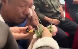 Bố bật khóc khi được con gái tặng quà bất ngờ