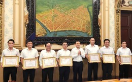 Chủ tịch TP.HCM khen thưởng Sở Xây dựng về miễn giấy phép cho 112 dự án