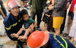 Giải cứu bé trai 5 tuổi kẹt chân trong ống thoát nước