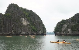 Góc nhìn trưa nay | Du khách mê chèo thuyền kayak trên vịnh Hạ Long