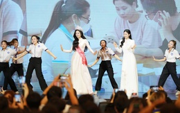 Hoa hậu Việt Nam về trường, quẩy tưng bừng cùng bạn học