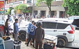 Thợ điện lạnh phá cửa kính cứu tài xế đột quỵ trong ô tô