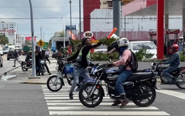 Bị gõ đầu vì dừng xe máy chờ đèn đỏ đè lên vạch đi bộ