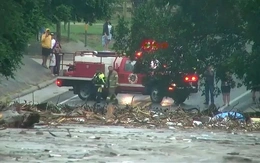 Giải cứu hai bé gái bám trụ trên cây sau lũ lụt ở Texas?