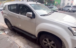Cận cảnh chiếc xe hơi bị 'bỏ quên' cả năm cạnh ký túc xá ở Nha Trang