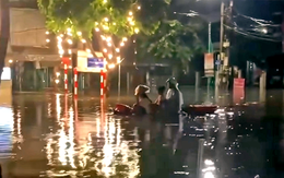 Thái Nguyên ngập sâu, dân bơi thuyền ra phố đón người về nhà