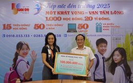 Họa sĩ Phan Phú Yên trao 100 triệu đồng ủng hộ chương trình Tiếp sức đến trường 2025