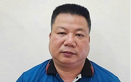 Khởi tố tài xế ô tô xin nhập làn không được, chạy lên xe khách rút chìa khóa bỏ đi