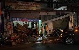 Ô tô lao vào hai nhà dân, hai người bị thương nặng