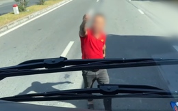 Xác minh video phụ xe ngồi giữa đường chặn đầu xe khách khác ở Đà Nẵng