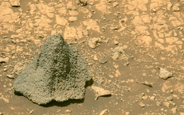 Xe tự hành NASA phát hiện 'mũ bảo hiểm' kỳ lạ trên sao Hỏa