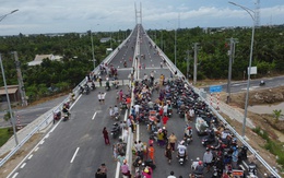 Dân miền Tây 'phá rào' lên check-in ở cầu Rạch Miễu 2 trước giờ thông xe