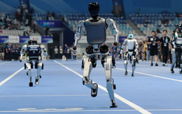 Robot hình người chạy đua, đá bóng gây sốt ở ‘Olympic robot’