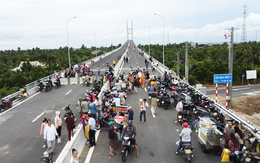 Hàng ngàn người dân lên cầu Rạch Miễu 2 đi bộ và hóng gió trước ngày thông xe