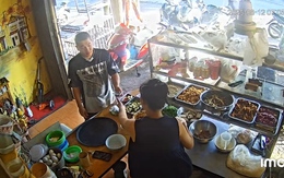 Chồng chán không buồn nói vì cầm tiền chưa kịp ấm tay đã bị vợ lấy