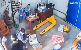 Nam thanh niên cầm dao lao vào trong nhà chém liên tiếp làm 3 người bị thương