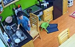 Ăn chậm nhất nhà, bé trai tự biết dọn mâm và rửa bát