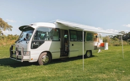 Nhà di động độc đáo: Độ từ xe buýt Toyota ngang cỡ Ford Transit, thiết kế phòng tắm 'có 1 không 2'