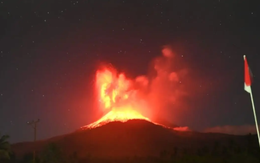Núi lửa Lewotobi Laki-laki ở Indonesia phun dữ dội, cột tro bụi cao tới 18km
