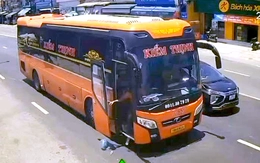 Dừng đèn đỏ trên quốc lộ 1, nhân viên xe khách thản nhiên vứt rác xuống đường