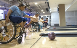 Người khuyết tật chơi bowling: Khi nghị lực lăn tròn cùng quả bóng 8kg