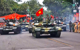 Video đoàn xe tăng, thiết giáp di chuyển đến khu vực tập kết chuẩn bị hợp luyện tối 24-8